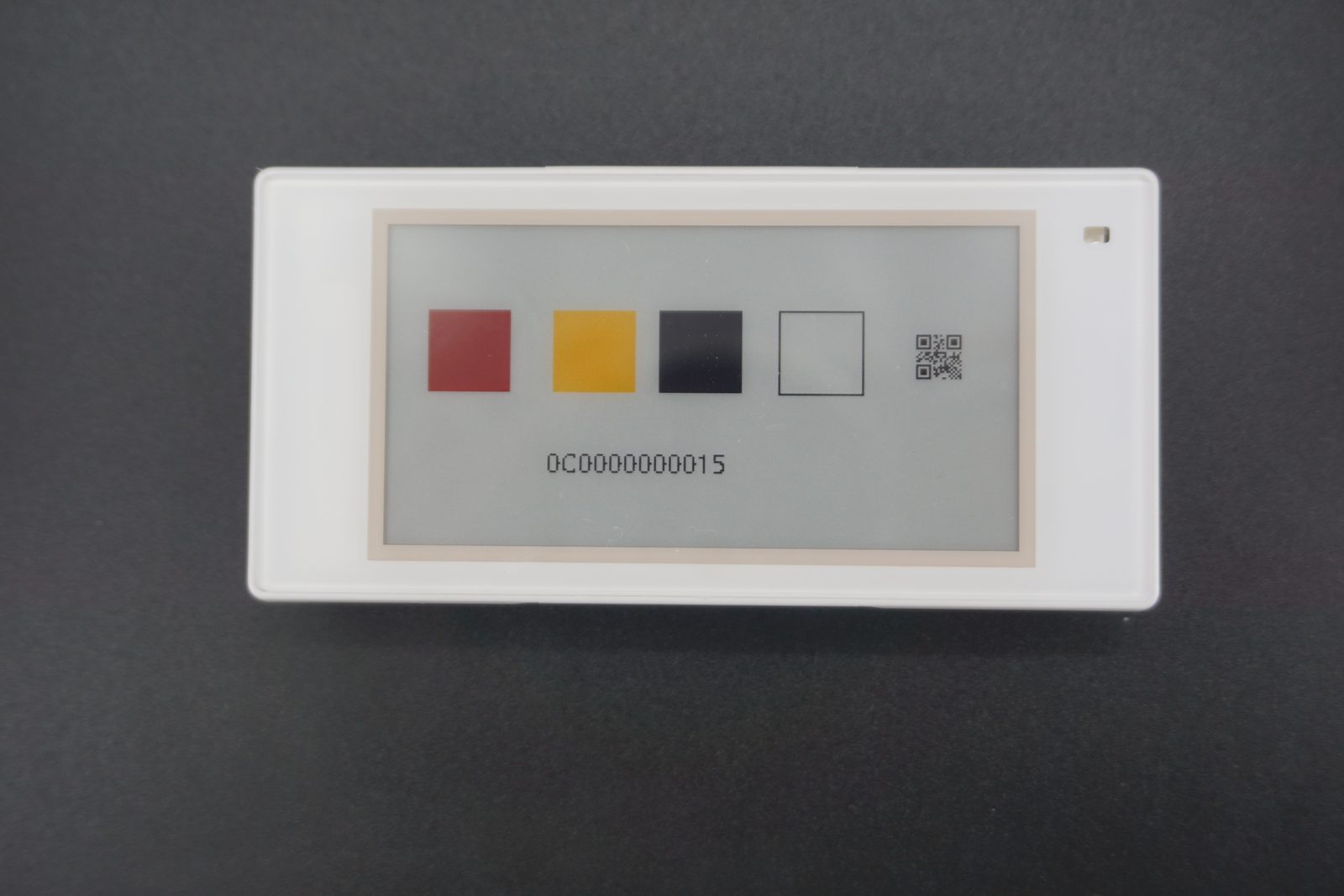 Étiquette électronique quatre couleurs affichant rouge, jaune, noir et blanc